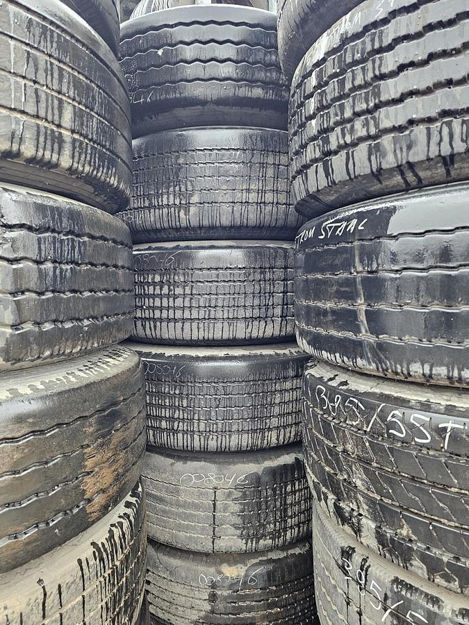Used 2010 Bridgestone / Dunlop / Firestone 385 /65 and 385/55 R 22.5