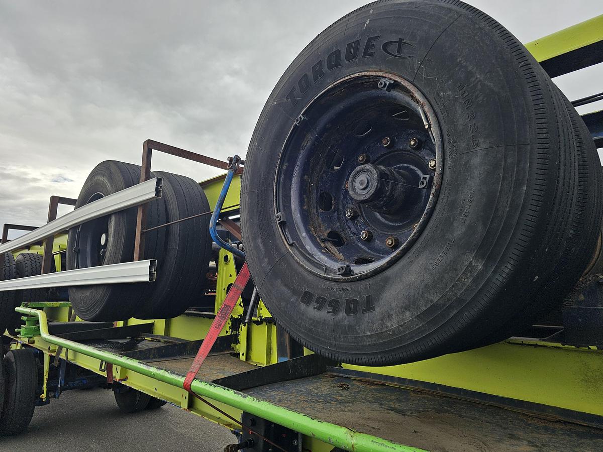 Used 1990 divers 40 ft gooseneck  steel suspension double tires.