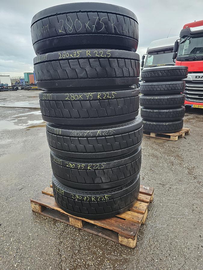 Gebruikt 2015 MICHELIN 280/75 R 22.5 TERMNAL TRACTOR TIRE EXTRA HEAVY DUTY.
