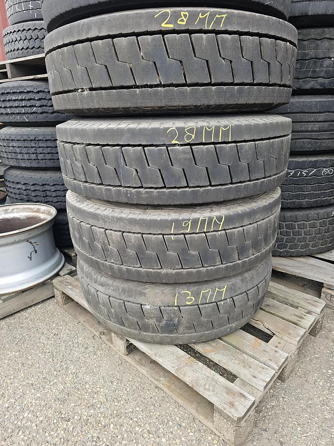 Used 2010 MICHELIN 280/75 R 22.5 TERMINAL |TREKKER BANDEN |LOADINDEX 168| 5800 kg per band . industrieband.