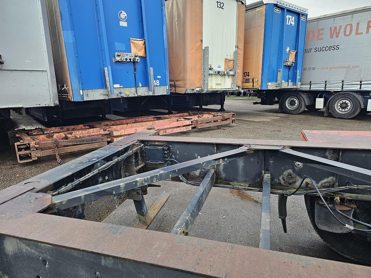 Gebruikt 1995 VAN HOOL 94/3067. flat container chassis all connections./ Bpw drum.