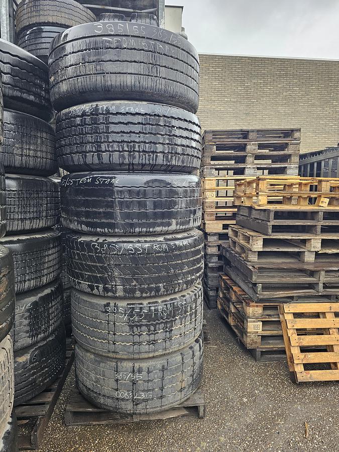 Used 2010 Bridgestone / Dunlop / Firestone 385 /65 and 385/55 R 22.5