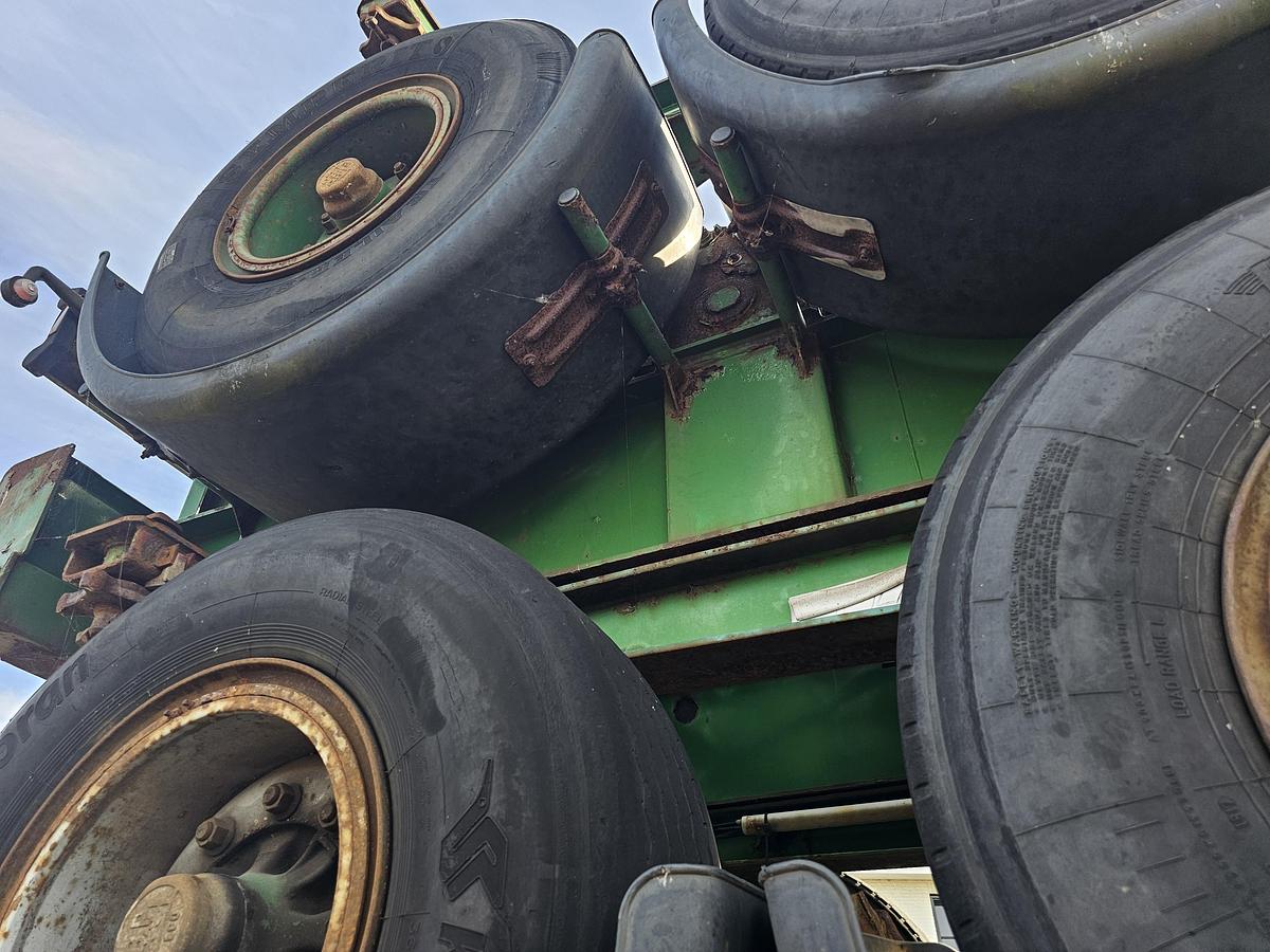 Used 1996 stack of 20 foot chassis groenewegen and Renders Bpw drum Steel suspension. 20 foot