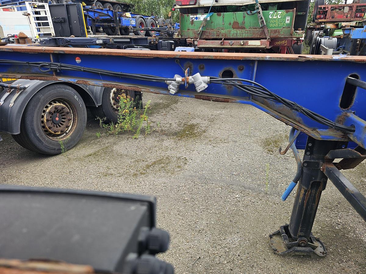 Used 2009 KRONE SZ| 20 FOOT CHASSIS | BPW DRUM | NEW BRAKES| GOOD TIRES| STEEL SPRINGS.