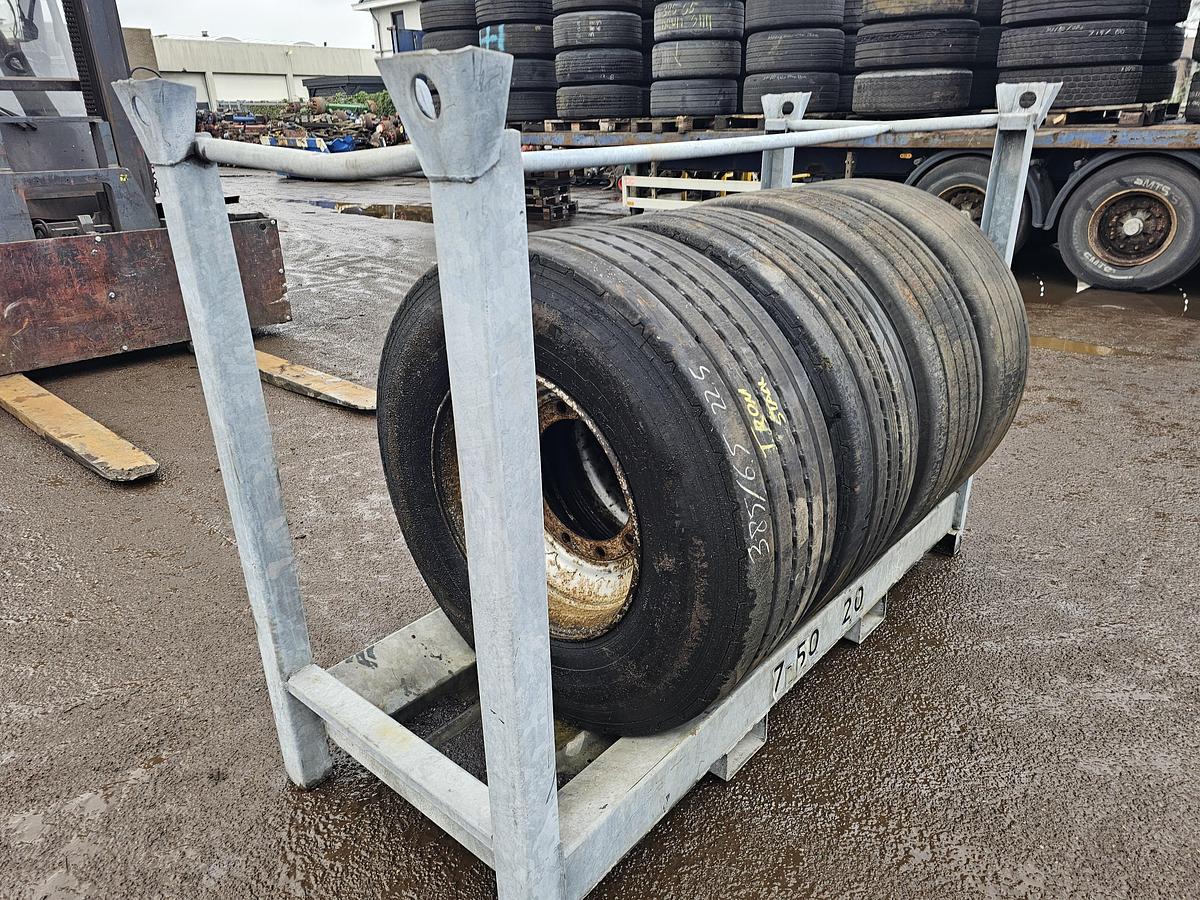 Gebruikt DUNLOP SEMPERIT. TRAILER TIRE