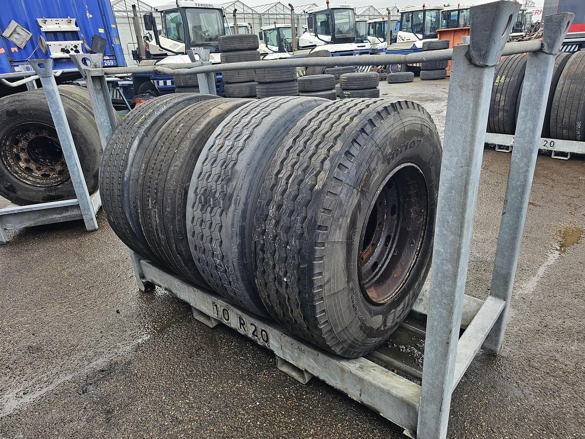 Gebruikt HANKOOK CONTINENTAL.HIFLY gOODYEAR. 385/65 R 22.5 ON RIM