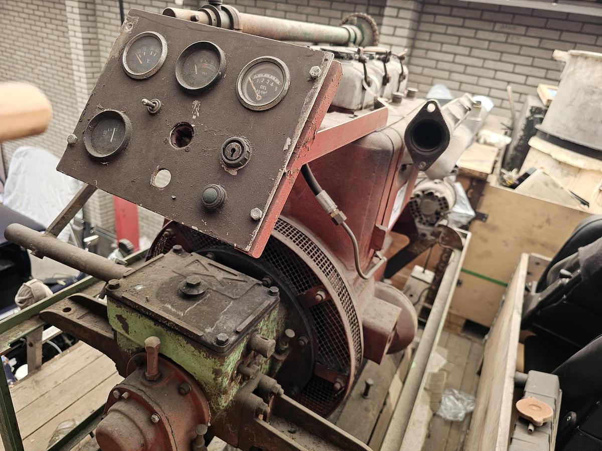 Used 1945 LISTER 15 HP OLD SHIPS DIESEL ENGINE WITH  REVERSING CLUTCH