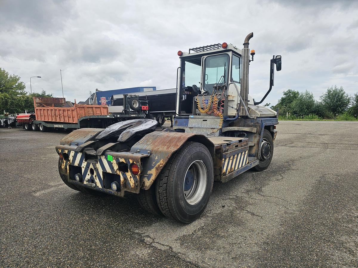 Gebruikt 2015 TERBERG RT283 /TERMINAL TRACTOR 4X4/ TURNING CHAIR. /AUTOMATIC GEAR /21822 HOURS