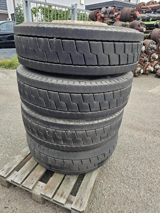 Used 2010 MICHELIN 280/75 R 22.5 TERMINAL |TREKKER BANDEN |LOADINDEX 168| 5800 kg per band . industrieband.