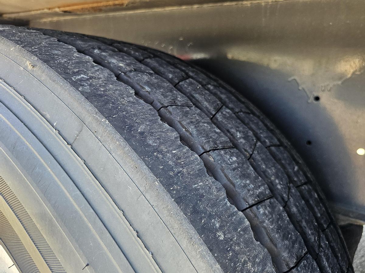 Used 2000 schmitz S01 | SLIDING ROOF | 2 LIFT AXLES| NICE HOLLAND TRAILER| SAF DISC.