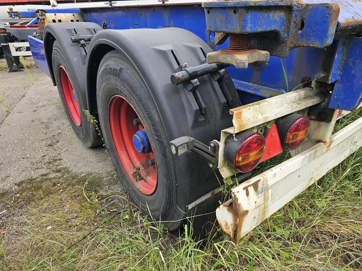 Used 2009 KRONE SZ| 20 FOOT CHASSIS | BPW DRUM | NEW BRAKES| GOOD TIRES| STEEL SPRINGS.