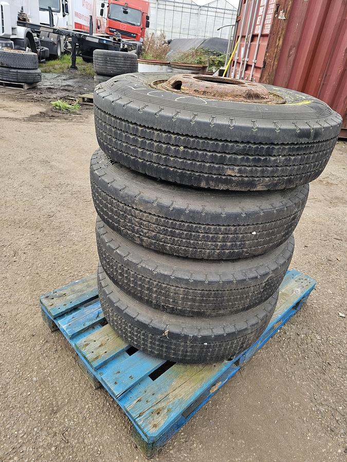 Gebruikt 1990 PIRELLI FR 12 825/R 15 | LOWLOADER TIRES.