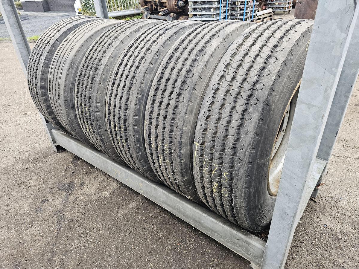 Gebruikt 2004 MICHELIN TRAILER TIRES 275/70 R 22.5 OM RIM SINGLE MONTAGE.