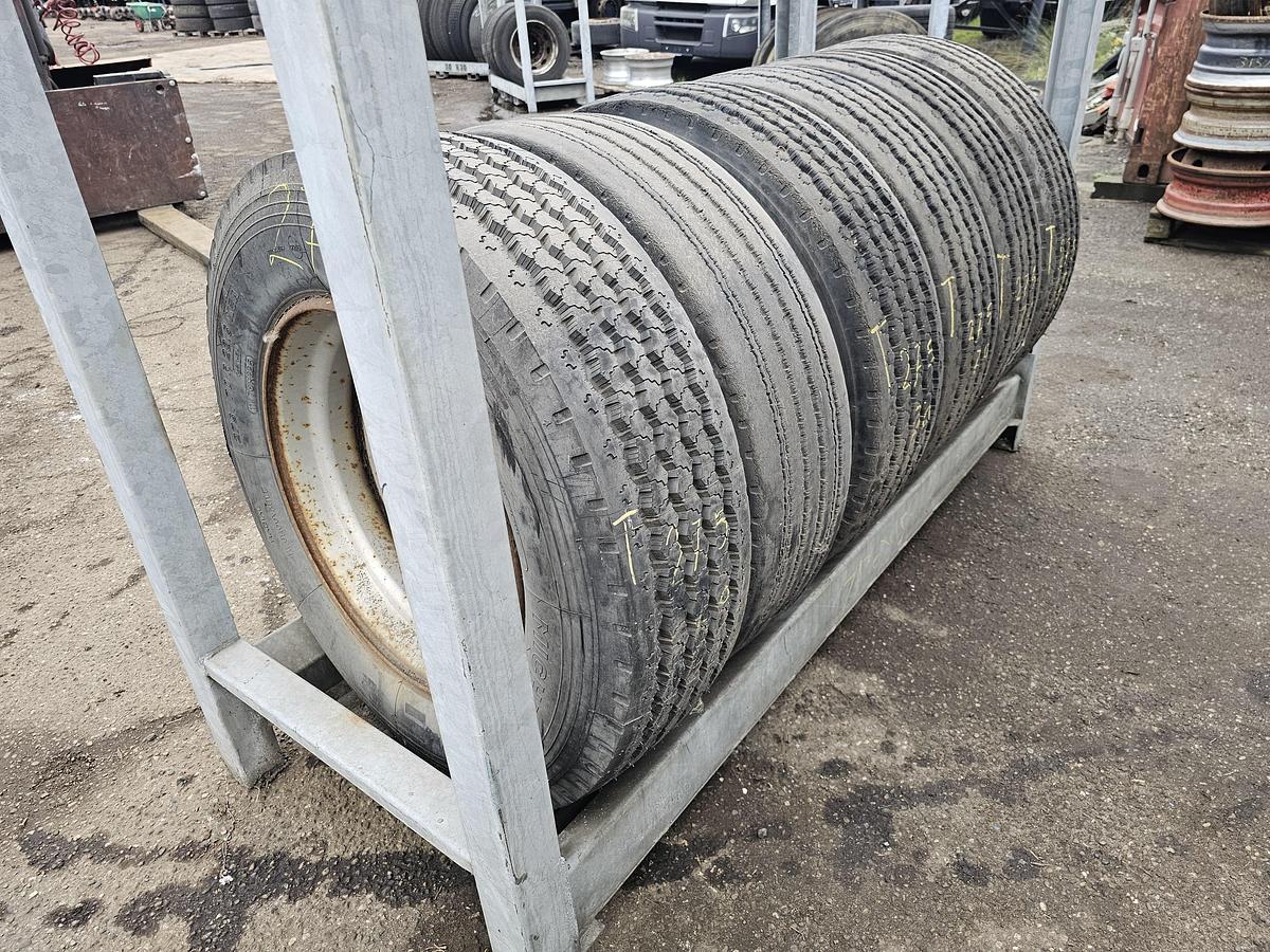 Gebruikt 2004 MICHELIN TRAILER TIRES 275/70 R 22.5 OM RIM SINGLE MONTAGE.