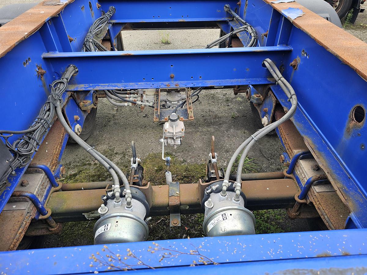 Used 2009 KRONE SZ| 20 FOOT CHASSIS | BPW DRUM | NEW BRAKES| GOOD TIRES| STEEL SPRINGS.