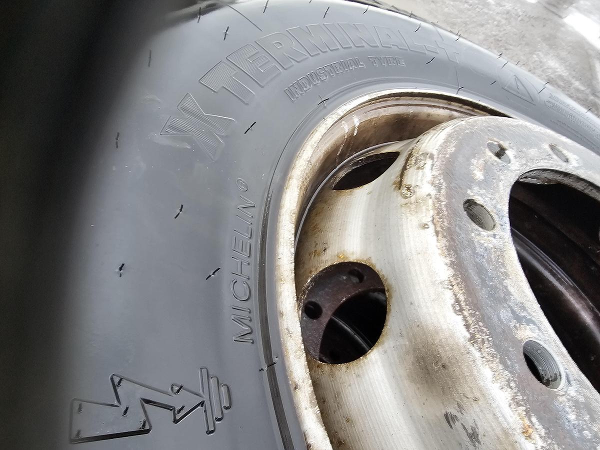 Gebruikt 2015 MICHELIN| terminal tractor tires 310/80R22.5