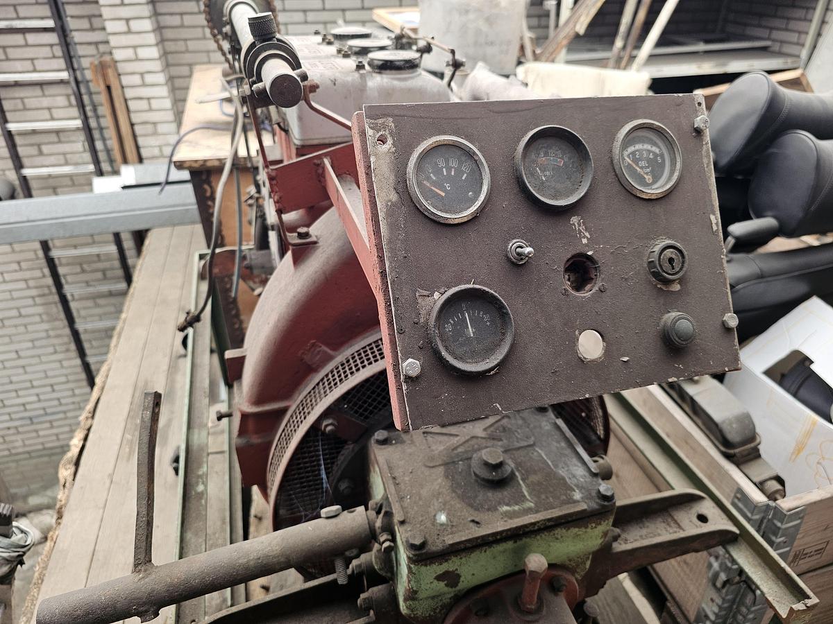 Used 1945 LISTER 15 HP OLD SHIPS DIESEL ENGINE WITH  REVERSING CLUTCH
