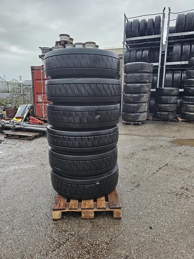 Gebruikt 2015 MICHELIN 280/75 R 22.5 TERMNAL TRACTOR TIRE EXTRA HEAVY DUTY.