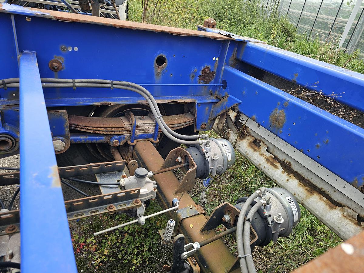 Used 2009 KRONE SZ| 20 FOOT CHASSIS | BPW DRUM | NEW BRAKES| GOOD TIRES| STEEL SPRINGS.