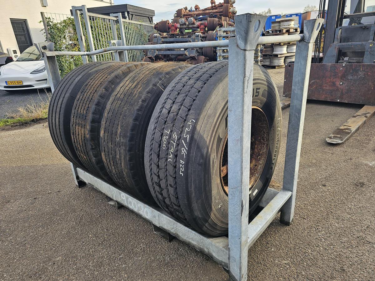 Gebruikt 2010 BRIDGESTONE TRAILER BAND |425/65 R 22.5 | 12-12-6-3 MM PROFIEL.