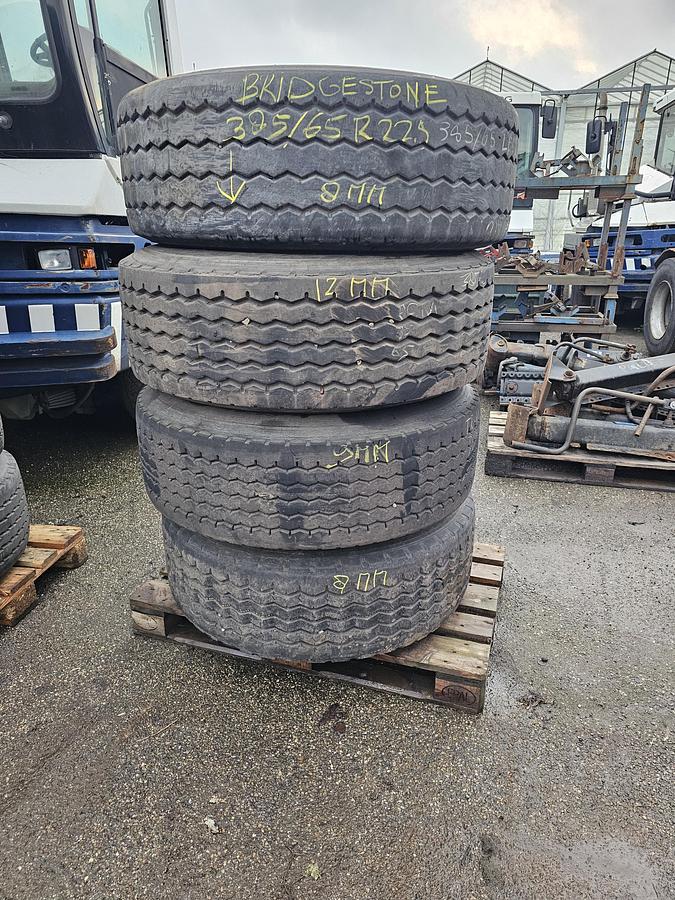 Gebruikt BRIDGESTONE 385/65 R 22.5 ON RIM FOR DRUM BRAKES.