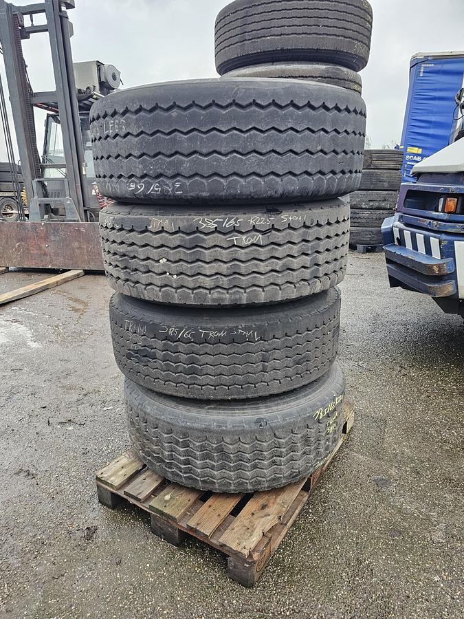 Gebruikt BRIDGESTONE 385/65 R 22.5 ON RIM FOR DRUM BRAKES.