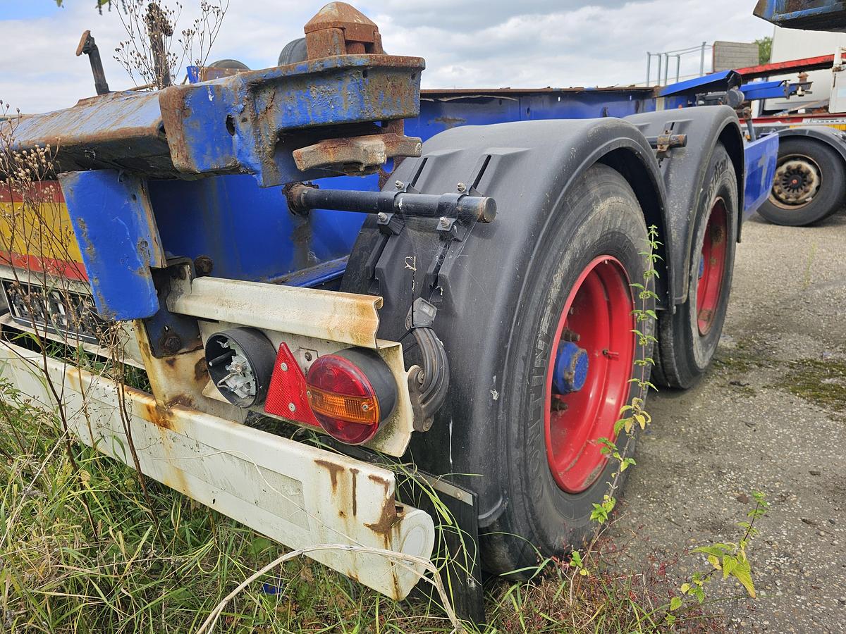 Used 2009 KRONE SZ| 20 FOOT CHASSIS | BPW DRUM | NEW BRAKES| GOOD TIRES| STEEL SPRINGS.