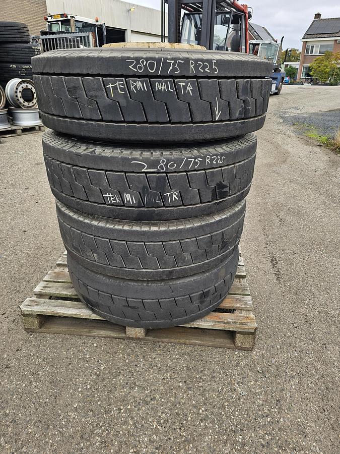 Used 2010 MICHELIN 280/75 R 22.5 TERMINAL |TREKKER BANDEN |LOADINDEX 168| 5800 kg per band . industrieband.