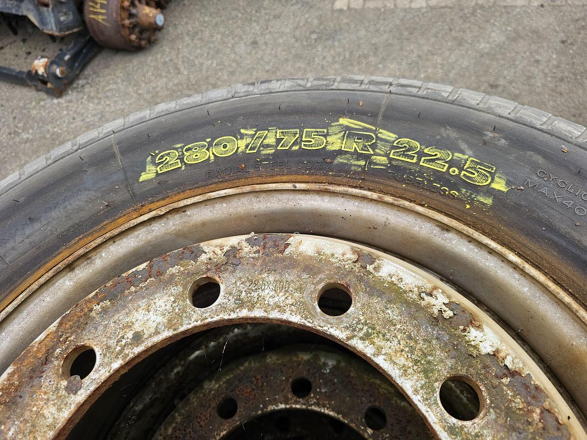 Used 2010 MICHELIN 280/75 R 22.5 TERMINAL |TREKKER BANDEN |LOADINDEX 168| 5800 kg per band . industrieband.