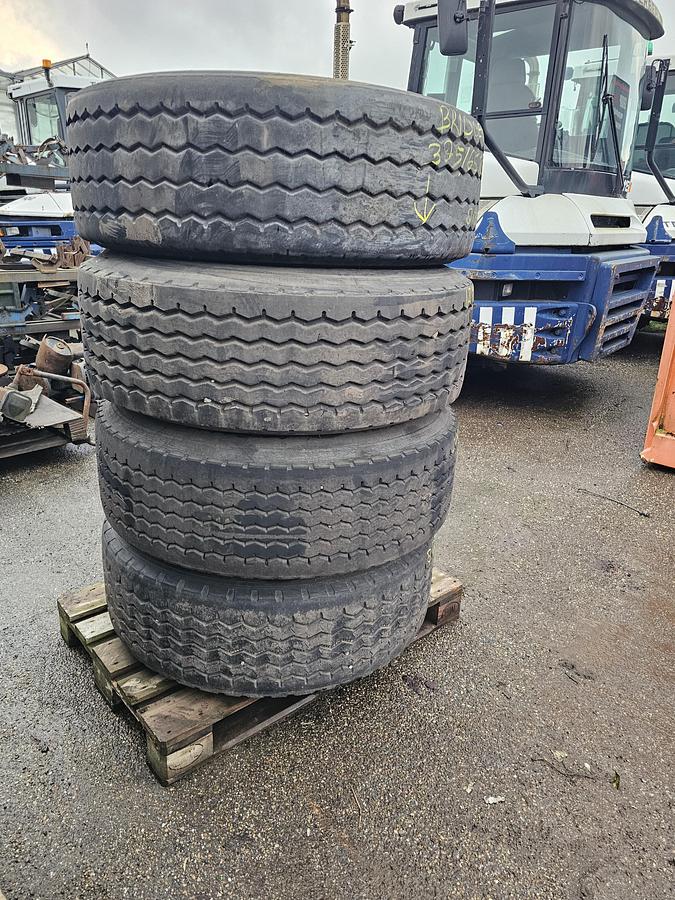 Gebruikt BRIDGESTONE 385/65 R 22.5 ON RIM FOR DRUM BRAKES.