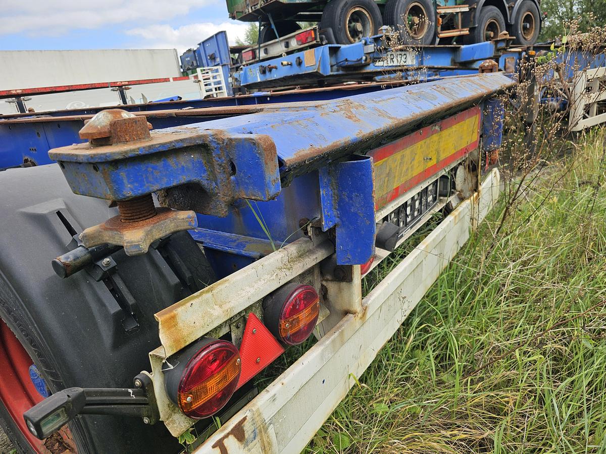 Used 2009 KRONE SZ| 20 FOOT CHASSIS | BPW DRUM | NEW BRAKES| GOOD TIRES| STEEL SPRINGS.