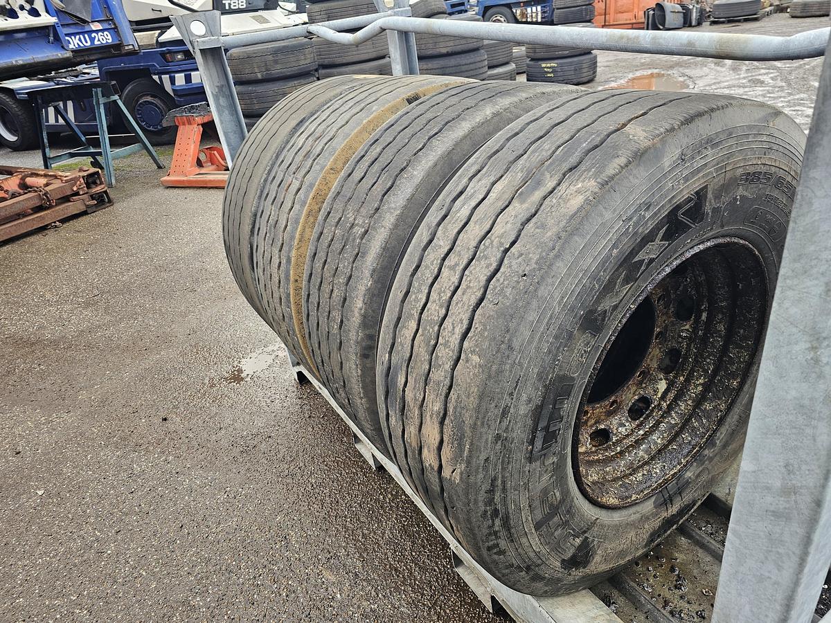 Gebruikt CONTINENTAL  BRIDGESTONE. TRAILER TIRE