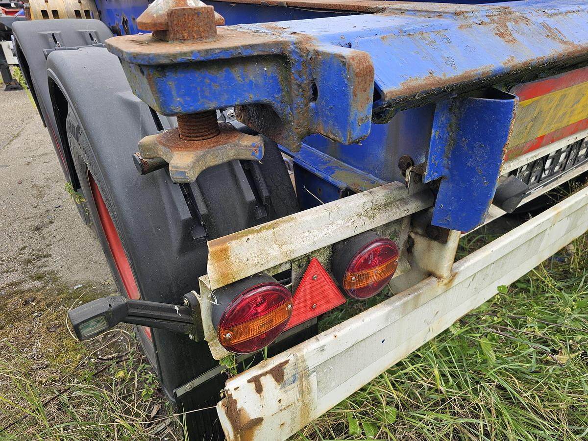 Used 2009 KRONE SZ| 20 FOOT CHASSIS | BPW DRUM | NEW BRAKES| GOOD TIRES| STEEL SPRINGS.