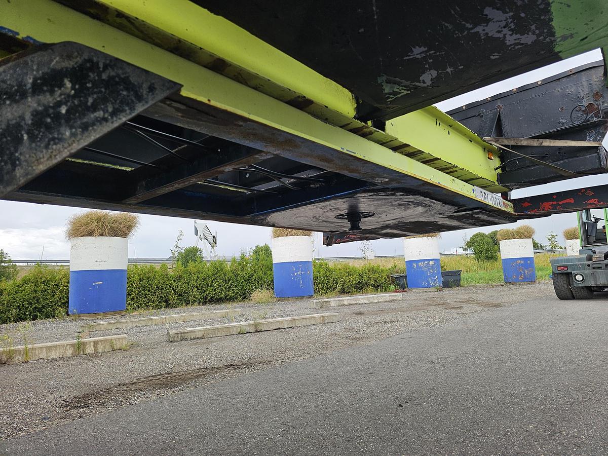 Used 1990 divers 40 ft gooseneck  steel suspension double tires.