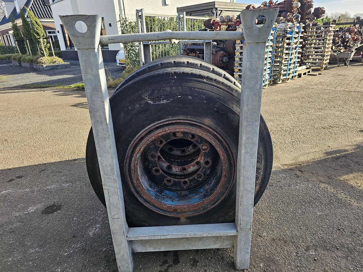 Gebruikt 1990 divers TRAILER TIRE.