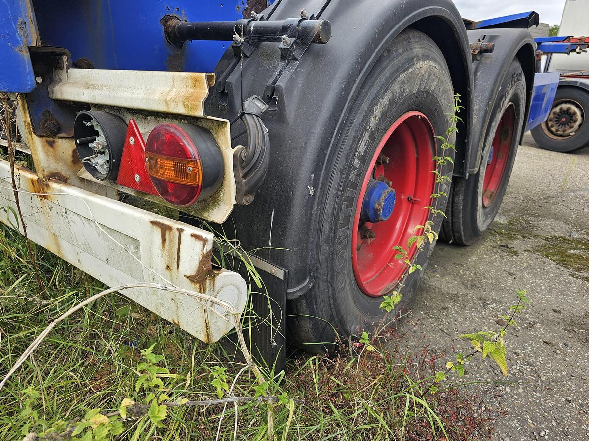 Used 2009 KRONE SZ| 20 FOOT CHASSIS | BPW DRUM | NEW BRAKES| GOOD TIRES| STEEL SPRINGS.