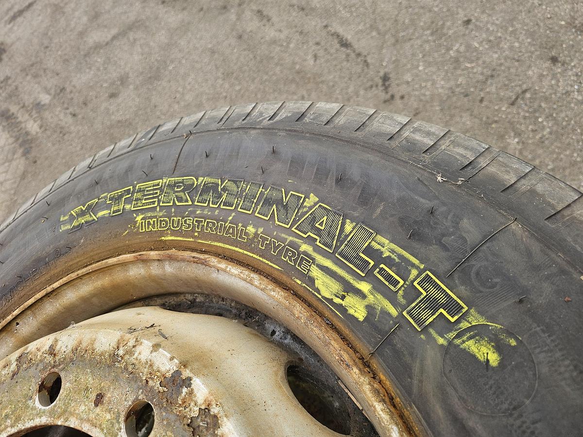 Used 2010 MICHELIN 280/75 R 22.5 TERMINAL |TREKKER BANDEN |LOADINDEX 168| 5800 kg per band . industrieband.