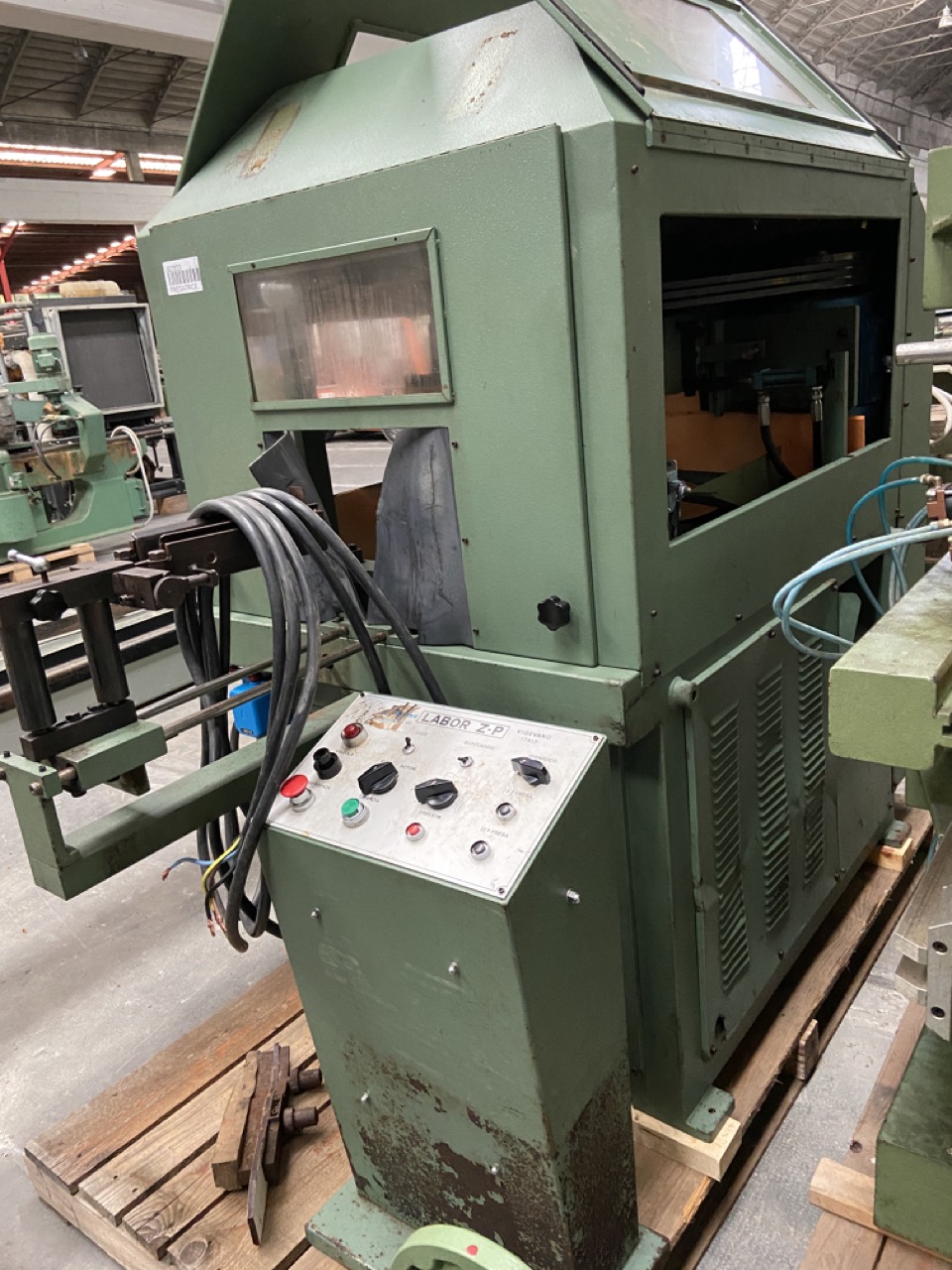 Usato Fresatrice idraulica, semiautomatica, a 2 teste, con caricatore