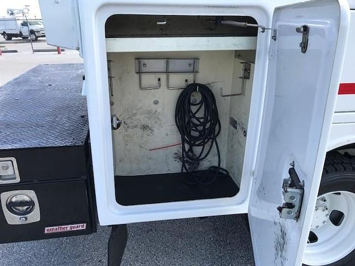 Used Versalift VST36I-MH 41ft Bucket Boom on a 2016 Ford F550 4x4 Reg Cab Truck - C605105