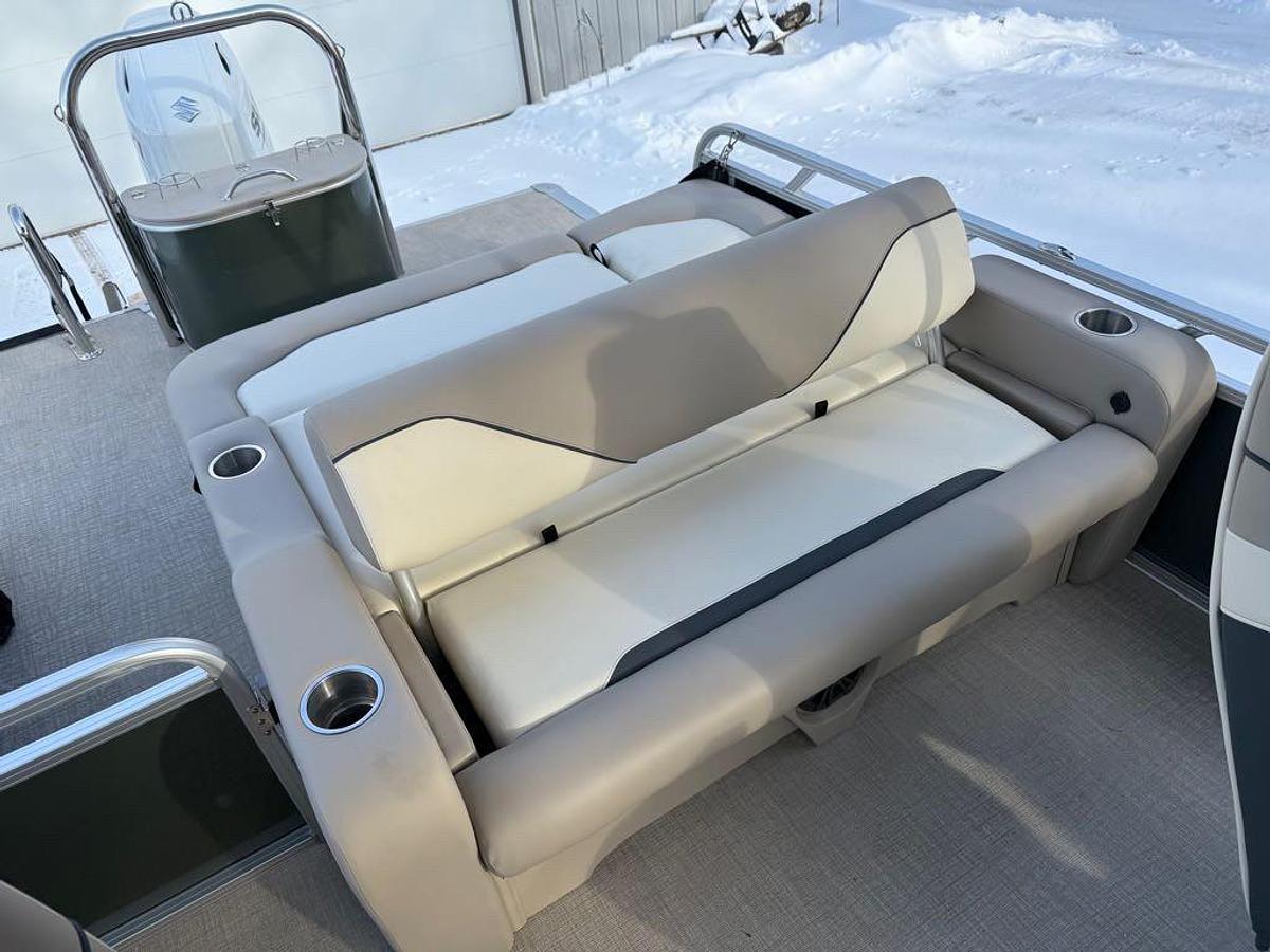 2026 Avalon Venture 85 21' Versatile Rear Bench