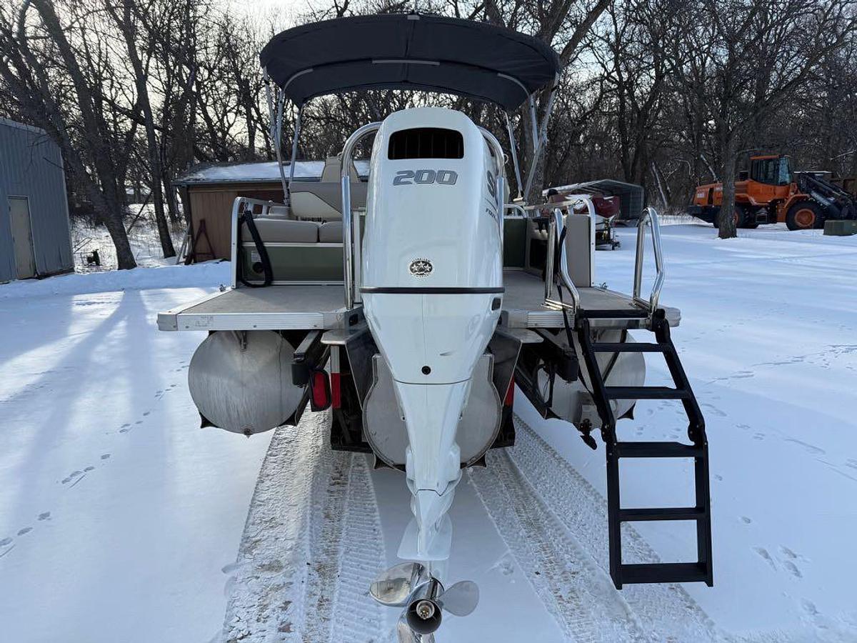 2026 Avalon Venture 85 21' Versatile Rear Bench