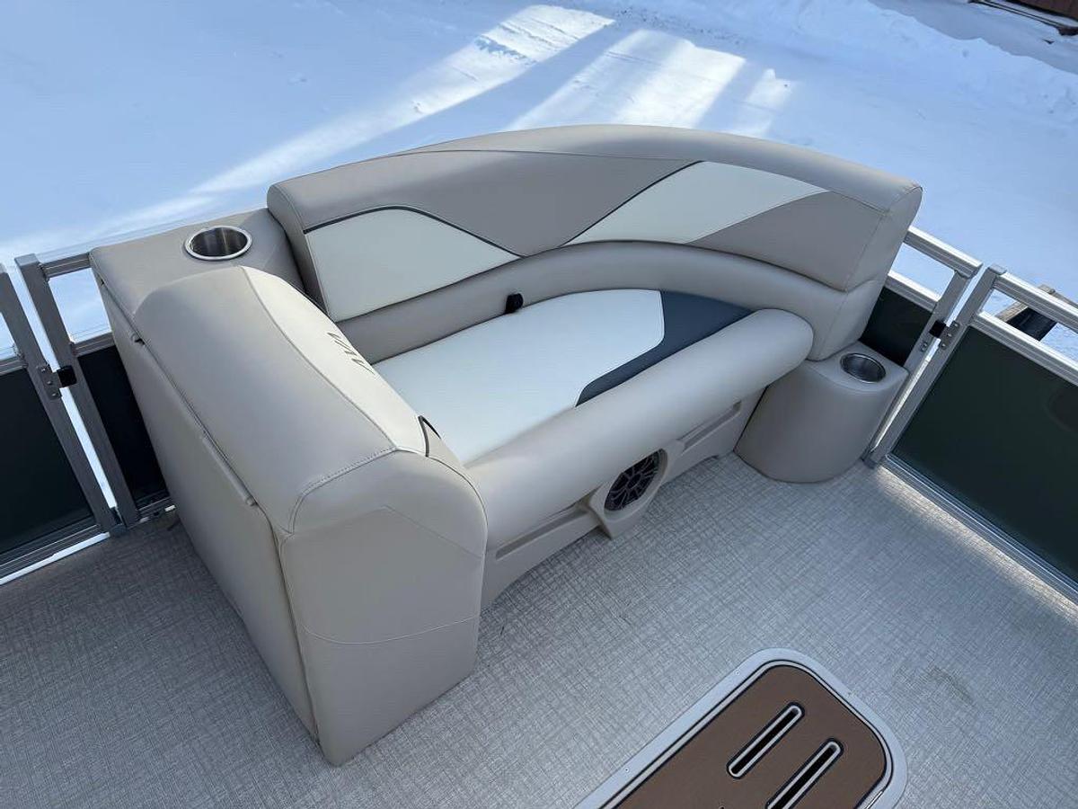 2026 Avalon Venture 85 21' Versatile Rear Bench
