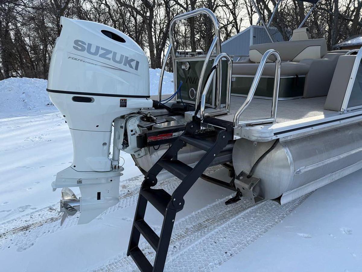 2026 Avalon Venture 85 21' Versatile Rear Bench