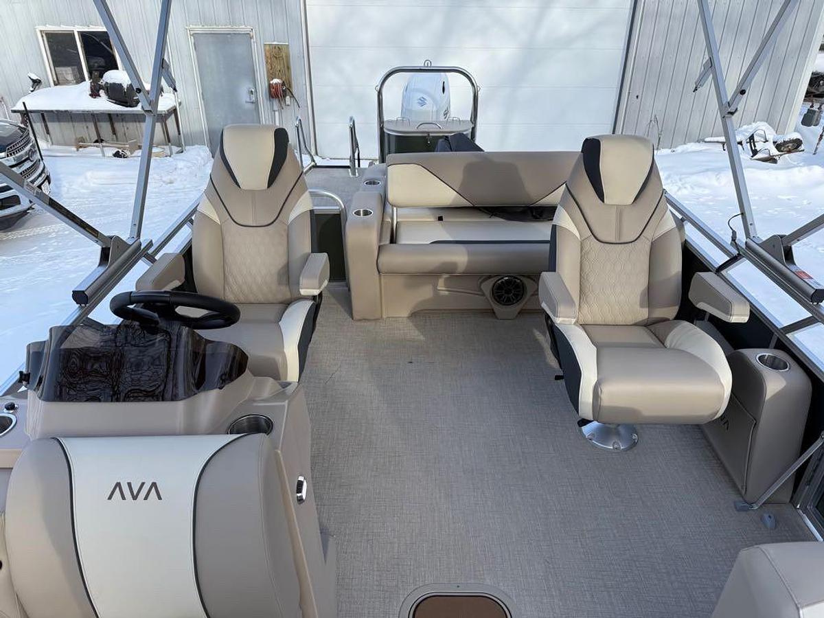 2026 Avalon Venture 85 21' Versatile Rear Bench