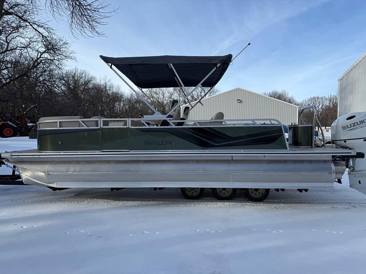 2026 Avalon Venture 85 21' Versatile Rear Bench
