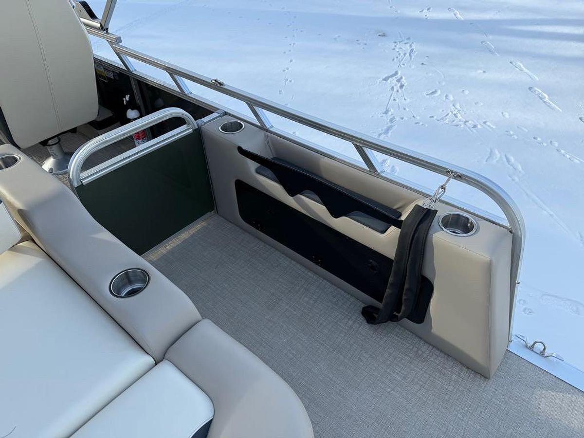2026 Avalon Venture 85 21' Versatile Rear Bench