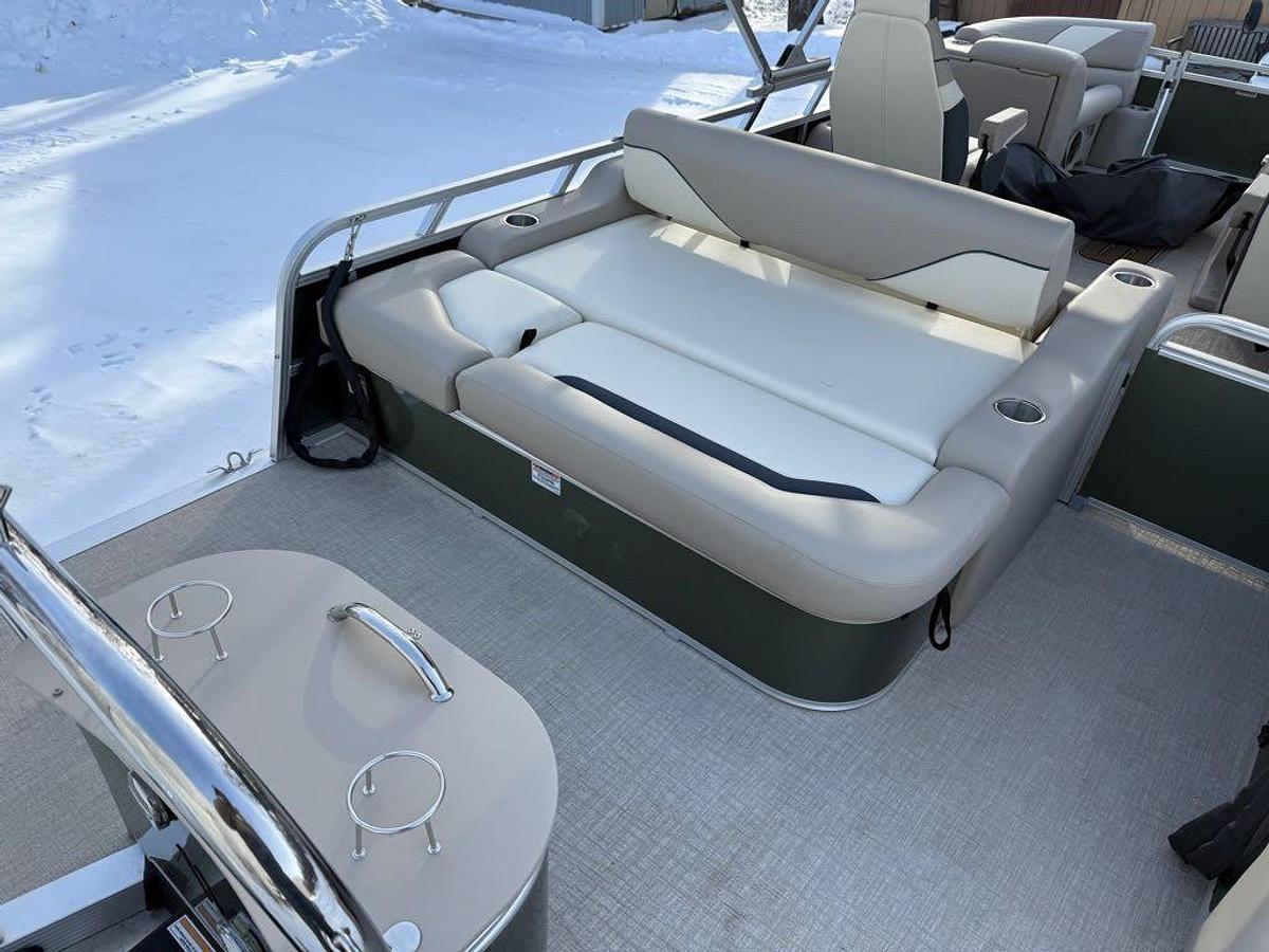 2026 Avalon Venture 85 21' Versatile Rear Bench