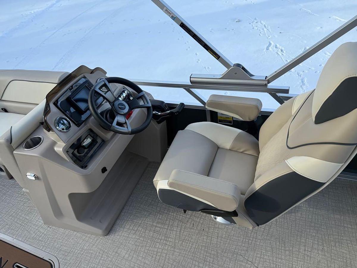 2026 Avalon Venture 85 21' Versatile Rear Bench