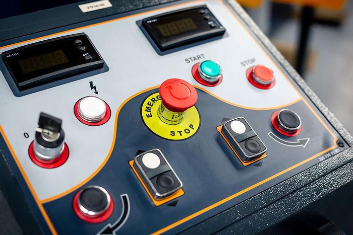 UZMA HPK 65 section roller hydraulic operation