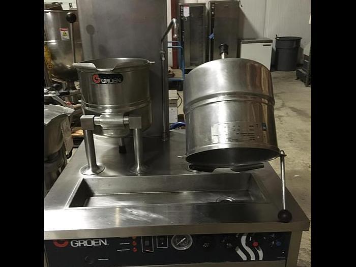 Used GROEN DOUBLE 20 QT. TRUNNION KETTLES ON SELF CONTAINED NAT. GA...